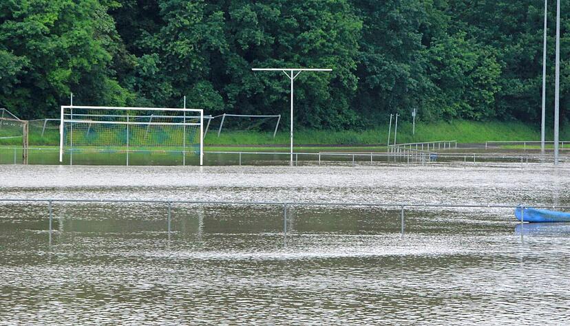 Auf dem Bieringer Sportgelände ist ein Kanufahrer unterwegs und nutzt den See, den die Jagst dort gebildet hat.
Fotos: Tamara Ludwig Auf dem Bieringer Sportgelände ist ein Kanufahrer unterwegs und nutzt den See, den die Jagst dort gebildet hat.
Fotos: Tamara Ludwig