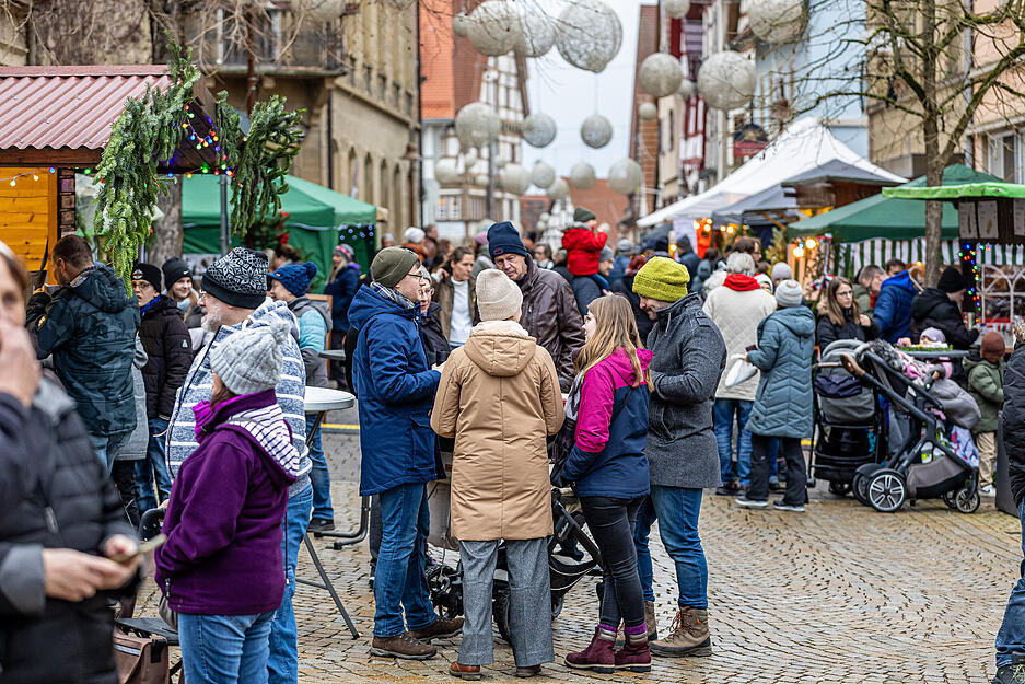 Mehr als 40 Stände in der Altstadt hatten von 11 bis 22 Uhr geöffnet und boten weihnachtliche Waren, Speisen und Getränke an.