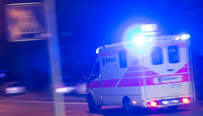 Die beiden Schwerverletzten wurden vom Rettungsdienst ins Krankenhaus gebracht. (Symbolbild)