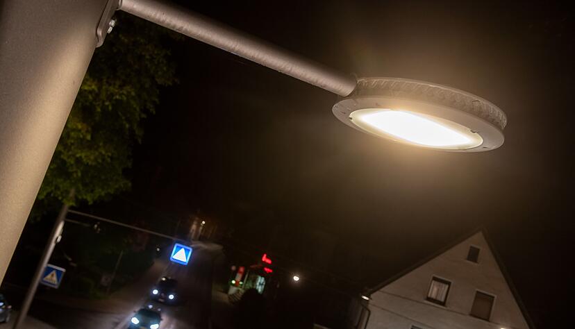 In Heiningen (Landkreis G&ouml;ppingen) startete 2022 ein Pilotprojekt, bei dem Leuchten abh&auml;ngig von Verkehrsaufkommen heruntergedimmt wurden. (Archivbild)