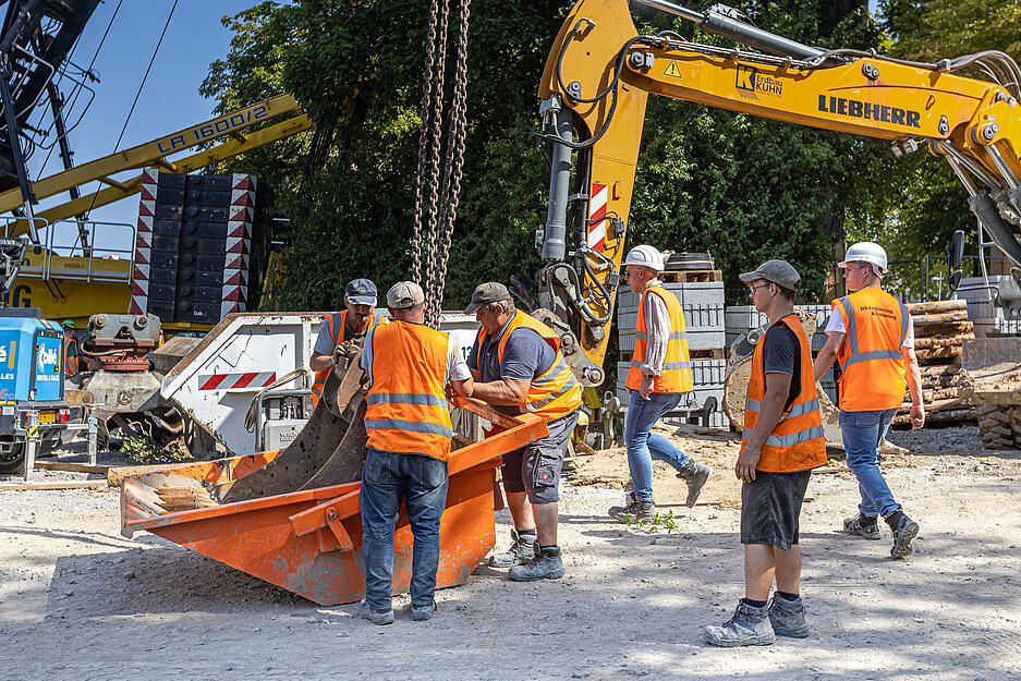 Bauarbeiter hatten die Baustelle sorgfältig für den Kraneinsatz vorbereitet. Bauarbeiter hatten die Baustelle sorgfältig für den Kraneinsatz vorbereitet.