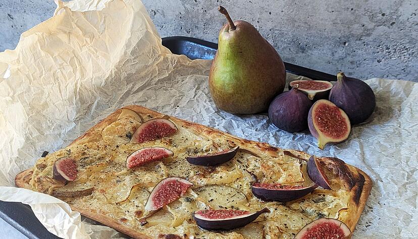 Teig belegen und ab damit in den Ofen! Schon 10 Minuten später steht der fertige Flammkuchen mit Senfcreme, Birnenscheiben und Gorgonzola auf dem Tisch. Teig belegen und ab damit in den Ofen! Schon 10 Minuten später steht der fertige Flammkuchen mit Senfcreme, Birnenscheiben und Gorgonzola auf dem Tisch.