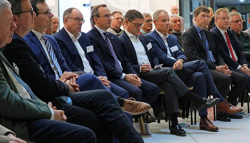 Zu dem verkehrspolitischen Dialog hatten Tim Breitkreuz und Christian von Stetten (links au&szlig;en) geladen. Er fand im W&uuml;rth-Innovationszentrum "Curio" in Gaisbach statt. 
Fotos: Reichert