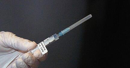 Eine Mitarbeiterin eines Impfteams überprüft eine Spritze mit einem Impfstoff gegen Covid-19.