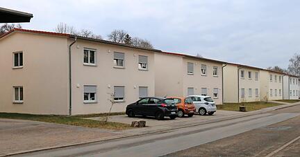 Sind mittlerweile fast komplett belegt: die fünf Häuser an der Bahnhofstraße. Die Erweiterung auf 136 Plätze wurde kürzlich vom Landratsamt verkündet.