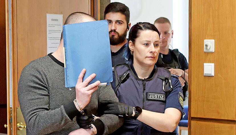 Der 33-jährige Angeklagte muss sich vor dem Landgericht verantworten. Er soll mit Komplizen bundesweit Telefonbetrug begangen haben.
Foto: Archiv/Seidel Der 33-jährige Angeklagte muss sich vor dem Landgericht verantworten. Er soll mit Komplizen bundesweit Telefonbetrug begangen haben.
Foto: Archiv/Seidel