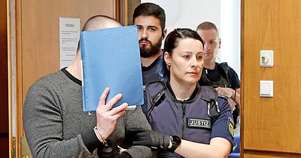 Der 33-jährige Angeklagte muss sich vor dem Landgericht verantworten. Er soll mit Komplizen bundesweit Telefonbetrug begangen haben.
Foto: Archiv/Seidel Der 33-jährige Angeklagte muss sich vor dem Landgericht verantworten. Er soll mit Komplizen bundesweit Telefonbetrug begangen haben.
Foto: Archiv/Seidel