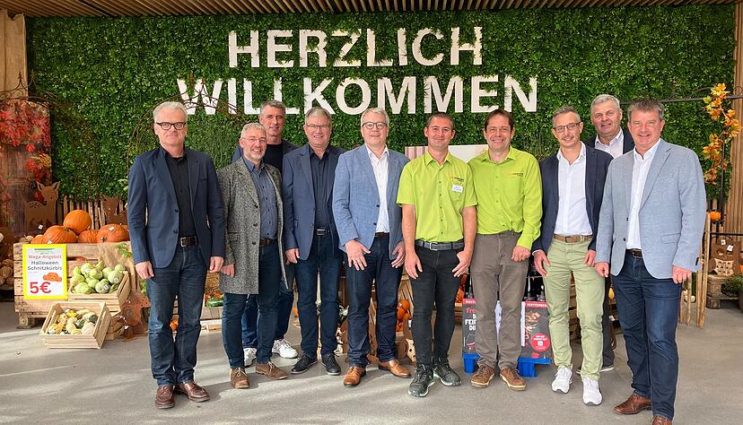 Vorstand und Gechäftsführung der BAG Hohenlohe feiern mit den Architekten und der Marktleitung sowie OB Thilo Michler die Einweihung des Erweiterungsbaus. Weitere Bauabschnitte folgen. Auch das Quartier entwickelt sich weiter. Vorstand und Gechäftsführung der BAG Hohenlohe feiern mit den Architekten und der Marktleitung sowie OB Thilo Michler die Einweihung des Erweiterungsbaus. Weitere Bauabschnitte folgen. Auch das Quartier entwickelt sich weiter.