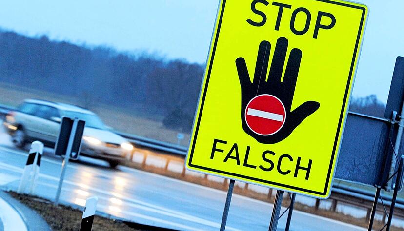 Schilder wie dieses warnen an manchen Auffahrten davor, irrtümlich die verkehrte Richtung einzuschlagen. Schilder wie dieses warnen an manchen Auffahrten davor, irrtümlich die verkehrte Richtung einzuschlagen.