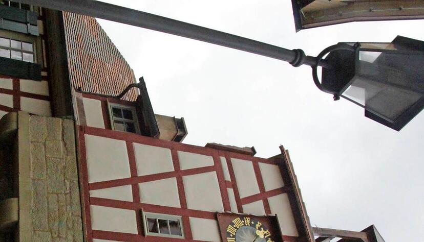 Uhrmacher Gernot Dürr legt letzte Hand an die historische Turmuhr an, die wieder ins Forchtenberger Backhaus Einzug gehalten hat.Fotos: Oliver Färber Uhrmacher Gernot Dürr legt letzte Hand an die historische Turmuhr an, die wieder ins Forchtenberger Backhaus Einzug gehalten hat.Fotos: Oliver Färber