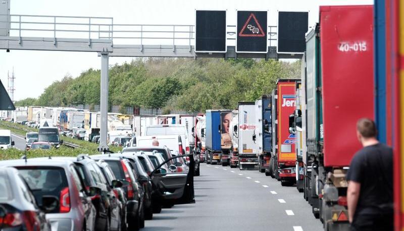 Eine Rettungsgasse auf der Autobahn. Foto: Peter Steffen/Archiv