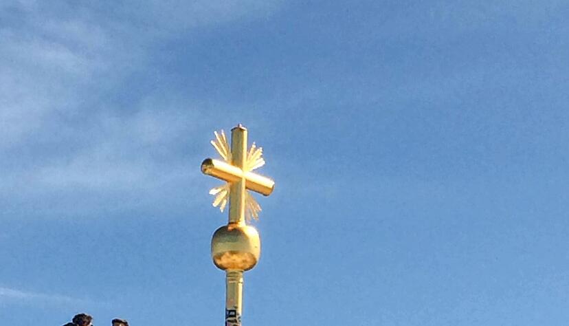 Der Gipfel mit dem goldenen Kreuz auf 2962 Metern Höhe. 2020 jährt sich die Erstbegehung zum 200. Mal.