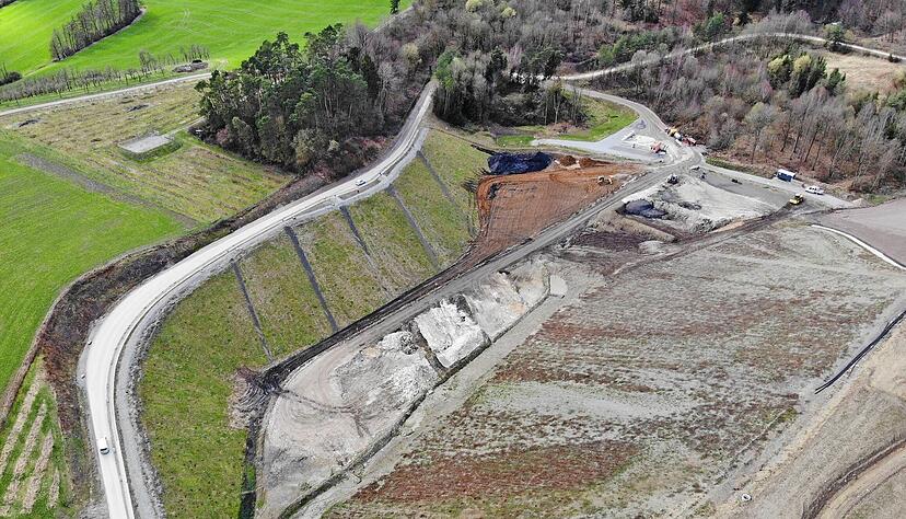 Noch spärlich gefüllt ist der neue Deponieabschnitt in Beltersrot. Er wurde im Oktober 2022 eröffnet und hat die Erwartungen bislang nicht erfüllt: vor allem bei der Anlieferung von schwach belastetem Bauschutt und Erdaushub. Die Mengen unbelasteten Abfalls werden sich im zweiten Betriebsjahr den Kapazitäten angleichen. Noch spärlich gefüllt ist der neue Deponieabschnitt in Beltersrot. Er wurde im Oktober 2022 eröffnet und hat die Erwartungen bislang nicht erfüllt: vor allem bei der Anlieferung von schwach belastetem Bauschutt und Erdaushub. Die Mengen unbelasteten Abfalls werden sich im zweiten Betriebsjahr den Kapazitäten angleichen.