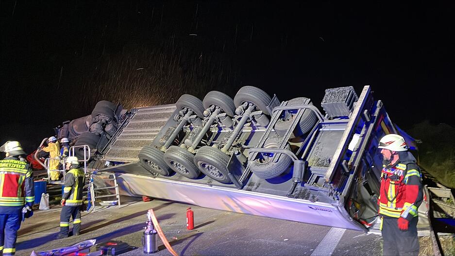 Unfall zwischen Bretzfeld und &Ouml;hringen: Lkw durchbricht Mittelleitplanke und liegt quer