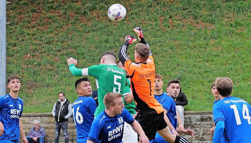 Der TSV Neuenstein mit Torhüter Rene Rimner war diese Saison meist obenauf – auch im Derby gegen den SC Michelbach/Wald. Das Team um Kapitän Kerem Özdemir ist einer der härtesten Verfolger. Der TSV Neuenstein mit Torhüter Rene Rimner war diese Saison meist obenauf – auch im Derby gegen den SC Michelbach/Wald. Das Team um Kapitän Kerem Özdemir ist einer der härtesten Verfolger.
