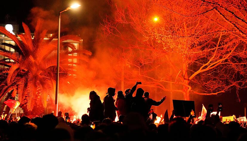 Die Demonstranten werfen Erdogan vor, seinen größten Rivalen durch die Festnahme ausschalten zu wollen. Die Demonstranten werfen Erdogan vor, seinen größten Rivalen durch die Festnahme ausschalten zu wollen.