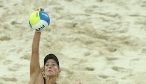 Stephanie Pohl (l) schlägt den Ball gegen den Block von Elaine Youngs aus den USA. Stephanie Pohl (l) schlägt den Ball gegen den Block von Elaine Youngs aus den USA.