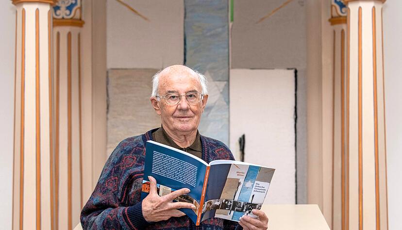 Martin Ritter vor dem Toraschrein im Beetsaal. Dieses Motiv ziert den Einband seines jüngsten von fünf Büchern über die jüdische Geschichte. Foto: Christiana Kunz