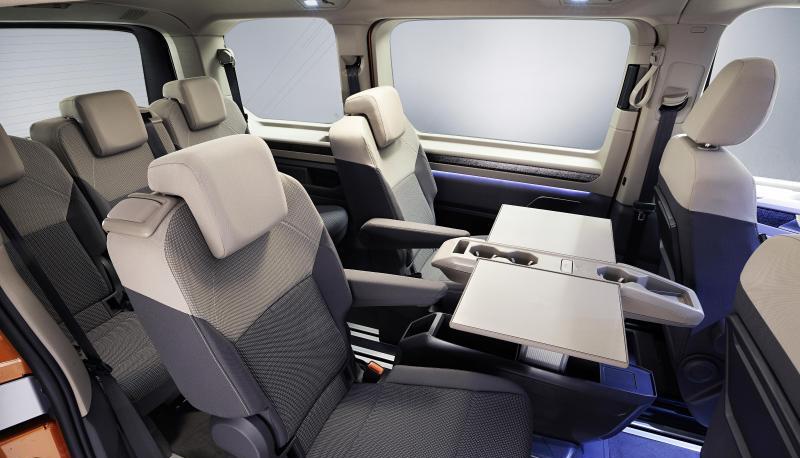 Sitze und Tische lassen sich im VW Multivan dank eines neuen Schienensystem im Boden f&uuml;r den pers&ouml;nlichen Bedarf anpassen.
