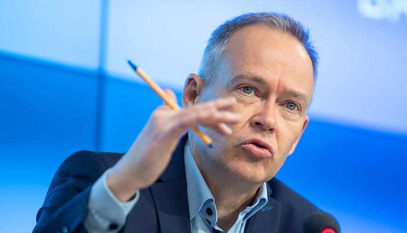 Stefan Brink spricht während der Vorstellung des Datenschutzberichts 2020.