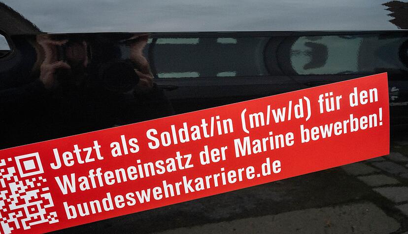 Die Bundeswehr rekrutiert Soldatinnen und Soldaten auf vielen Wegen, auch mit klassischer Werbung (Archivbild). Die Bundeswehr rekrutiert Soldatinnen und Soldaten auf vielen Wegen, auch mit klassischer Werbung (Archivbild).