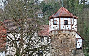 Hoch über Möckmühl thront die Burg. Darunter erstreckt sich die Altstadt umgrenzt von Stadtmauer und Türmen. Foto: Bettina Hachenberg Hoch über Möckmühl thront die Burg. Darunter erstreckt sich die Altstadt umgrenzt von Stadtmauer und Türmen. Foto: Bettina Hachenberg
