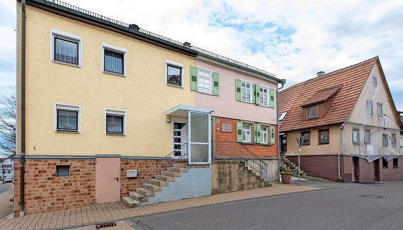 Der Gebäudeteil mit den grünen Fensterläden ist das Bauspar-Museum. Das Wohnhaus Haller Straße 5 rechts daneben wird abgerissen. Die Wüstenrot Bausparkasse errichtet auf dem Grundstück einen Neubau. Der Gebäudeteil mit den grünen Fensterläden ist das Bauspar-Museum. Das Wohnhaus Haller Straße 5 rechts daneben wird abgerissen. Die Wüstenrot Bausparkasse errichtet auf dem Grundstück einen Neubau.
