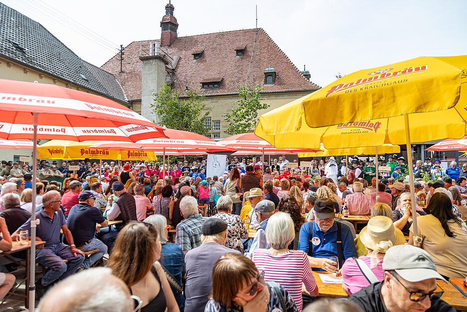 Der Fr&uuml;hlingsbrauch mitsamt Umzug lockt etliche Besucher nach Pfingsten in das Steinhauerdorf M&uuml;hlbach.