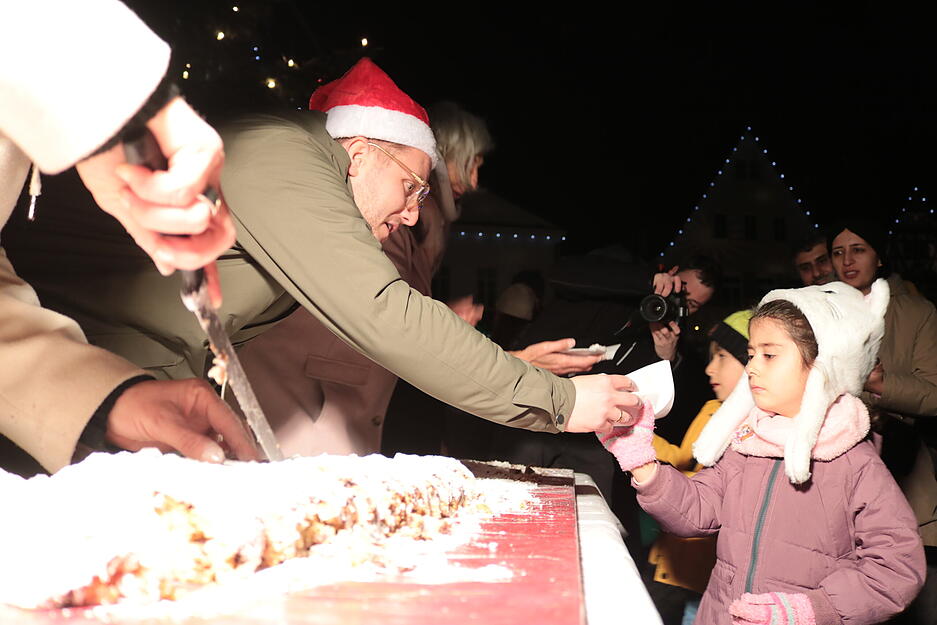 Die ersten Besucher probierten typische Leckereien der Vorweihnachtszeit.