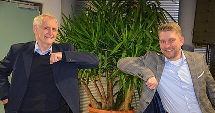 Übergabe zu treuen Händen &minus; oder Pandemie-bedingt wenigstens zu treuen Ellenbogen: Arne Höller (rechts) übernimmt vom langjährigen Vorstand Heinrich Schüz.