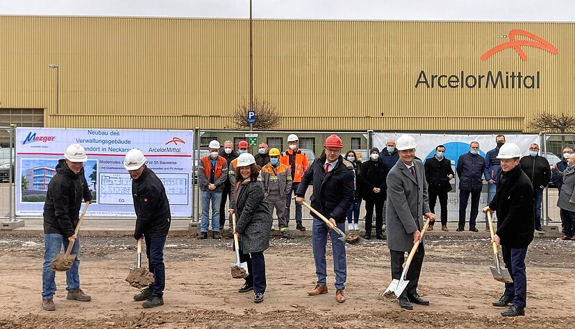 Gut gelaunte Vertreter von Arcelor Mittal, Mezger Immobilien und B&ouml;pple Bau beim ersten Spatenstich f&uuml;r das neue Verwaltungsgeb&auml;ude in Neckarsulm.
Foto: J&uuml;rgen Paul