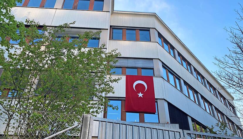 Türken aus dem Raum Heilbronn stimmen im Wahlbüro in Zuffenhausen ab. Türken aus dem Raum Heilbronn stimmen im Wahlbüro in Zuffenhausen ab.