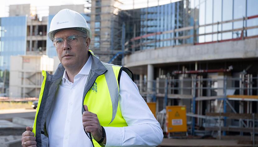 Als Ministerpr&auml;sident von Rheinland-Pfalz h&auml;lt Schweitzer engen Kontakt zur gro&szlig;en US-Milit&auml;rpr&auml;senz im Bundesland.