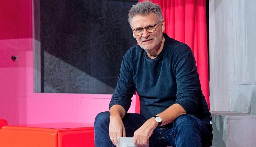 „Ich erschrecke täglich, wie aktuell diese Texte sind“: Georg Schmiedleitner in der Kulisse von Stefan Brandtmayr im Großen Haus. „Ich erschrecke täglich, wie aktuell diese Texte sind“: Georg Schmiedleitner in der Kulisse von Stefan Brandtmayr im Großen Haus.