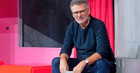 &bdquo;Ich erschrecke t&auml;glich, wie aktuell diese Texte sind&ldquo;: Georg Schmiedleitner in der Kulisse von Stefan Brandtmayr im Gro&szlig;en Haus.