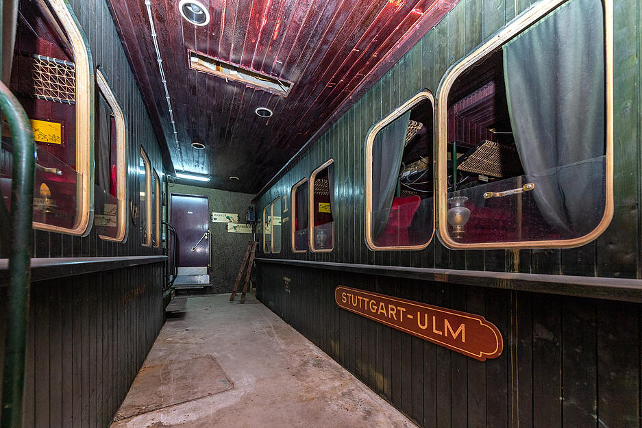 Der Gang zur Toilette/zum Ausgang führt an den eingebauten Waggons vorbei.