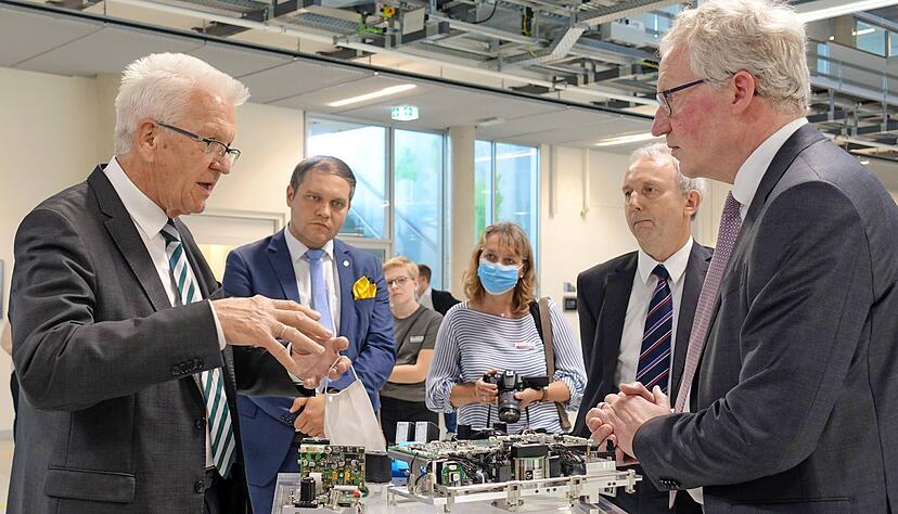 Ministerpr&auml;sident Winfried Kretschmann besucht den Ventilhersteller B&uuml;rkert, der in der Corona-Pandemie auch Beatmungsger&auml;te herstellt.
Foto: Christian Gleichauf