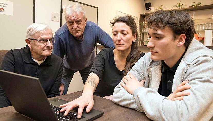 Achim Wasserener (v.l.), Heinz-Jürgen Reinstädtler, Jasmin Ellsässer und Samis Ellsässer bieten Hilfe bei Fragen rund um Handys und Computer an.
Fotos: Wolfgang Müller