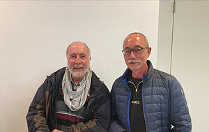 Klaus Haberer (links) und Jürgen Walterich stehen nach dem Wahlcheck noch bei einem Glas Wein zusammen.