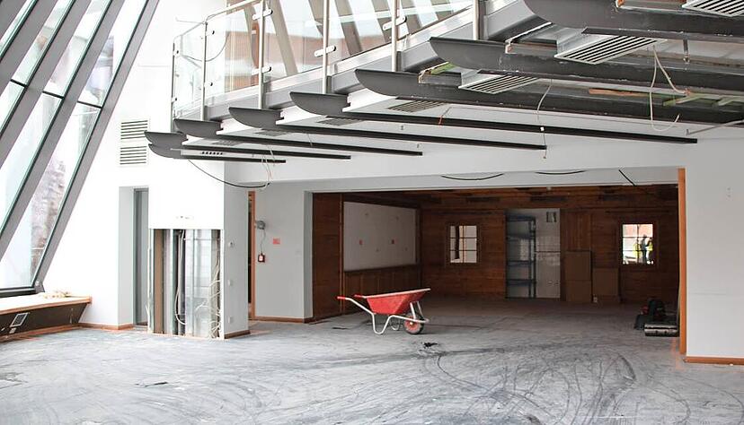 Wo sonst Leben herrscht, steht nur eine einsame, rote Schubkarre: Derzeit ist der Gastraum des Hotel-Restaurants Anne-Sophie von Baustaub gezeichnet.