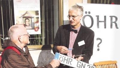 Professor Ralf Bochert (rechts) sieht das ehemalige Öhringer Kennzeichen als möglichen Werbeträger. Hans Osterritter hingegen will weder Öhringen noch Künzelsau, sondern den Hohenlohekreis auf dem Blech sehen.Foto: Regina Koppenhöfer