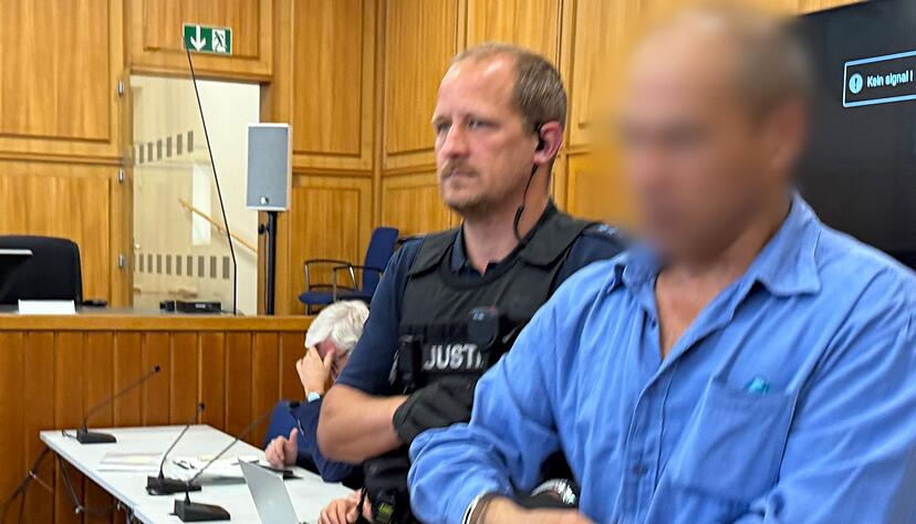 Einer der beiden angeklagten Lastwagenfahrer schiebt dem Kollegen die Schuld zu, einen dritten Fernfahrer totgetreten zu haben.