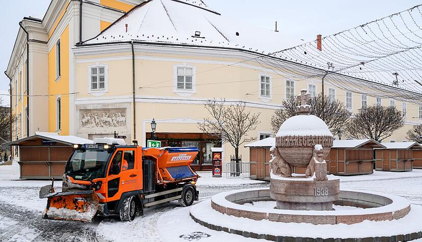 Ein Schneepflug r&auml;umt in Ungarn.