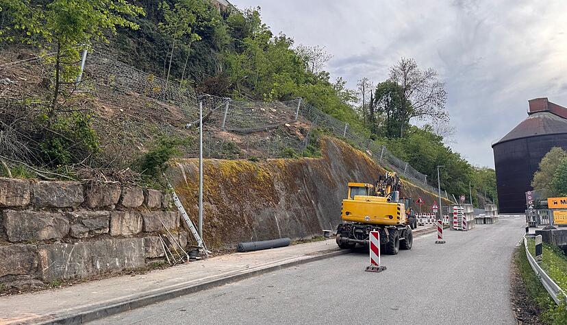 Der gesicherte Hangbereich am Neckartalradweg in Lauffen, an dem es im Februar 2026 zu einem Felssturz gekommen war.
