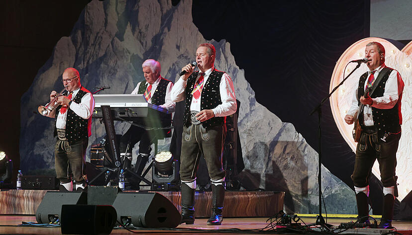 Mit ihrem Programm "Herz und Heimat" wärmen die Kastelruther Spatzen auf ihrer aktuellen Konzert-Tour die Seelen von 1.200 Fans in der Harmonie.