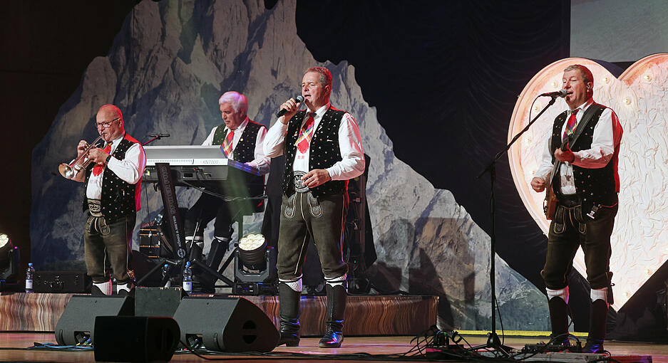 Mit ihrem Programm "Herz und Heimat" wärmen die Kastelruther Spatzen auf ihrer aktuellen Konzert-Tour die Seelen von 1.200 Fans in der Harmonie.