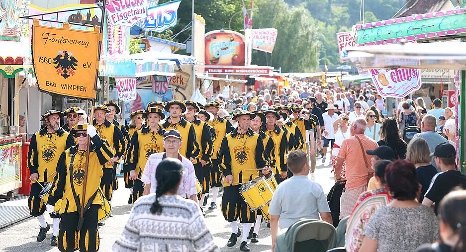 Eröffnet wurde der Talmarkt mit einem Umzug. Eröffnet wurde der Talmarkt mit einem Umzug.