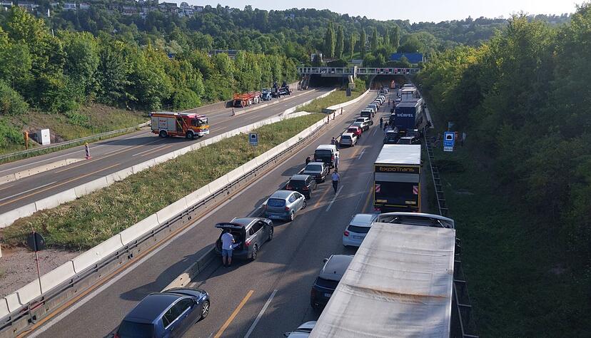 Der Engelbergtunnel ist nach einem Fahrzeugbrand gesperrt.