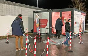 Das Eco-Care-Schnelltestzentrum ist auch abends noch gut besucht. Viele Kunden nutzen den Einkauf beim Eppinger Kaufland für einen Corona-Test. Das Eco-Care-Schnelltestzentrum ist auch abends noch gut besucht. Viele Kunden nutzen den Einkauf beim Eppinger Kaufland für einen Corona-Test.