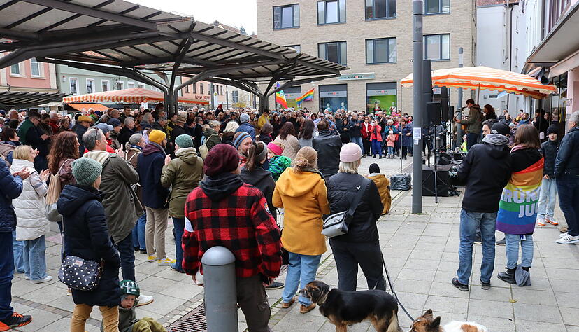 Rappelvoll ist der Untere Markt: Zahlreiche Menschen &minus; Polizeiangaben zufolge sind es 350 &minus; demonstrieren f&uuml;r Demokratie und Menschenw&uuml;rde.